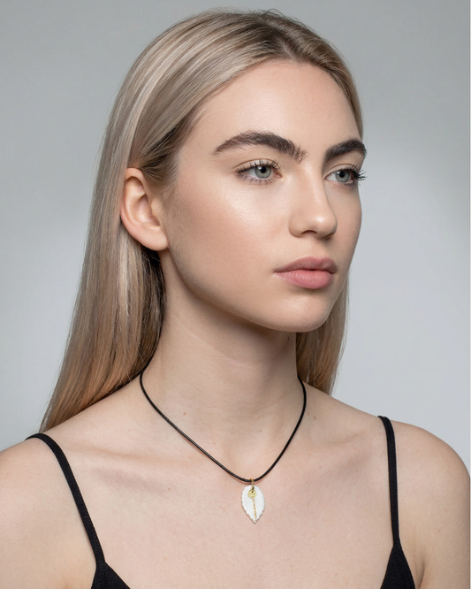 Charm in Porcellana Foglia Bianca Riga Oro