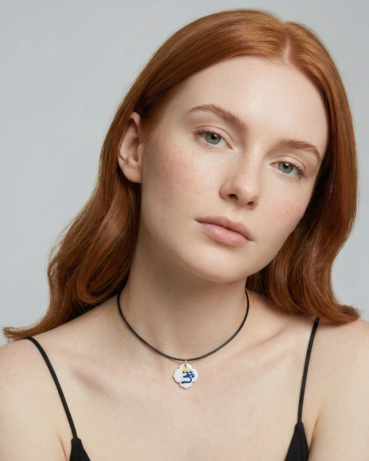 Charm in Porcellana Fiore di Loto Om Blu
