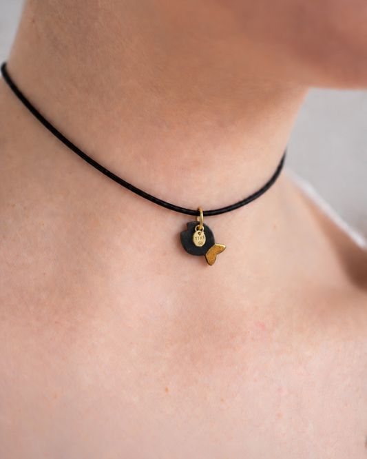 Charm in Porcellana Pesce Nero coda Oro