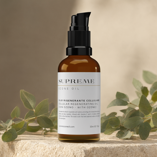 Supreme Ozone Oil, olio viso ozonizzato in vetro ambrato tra foglie di eucalipto