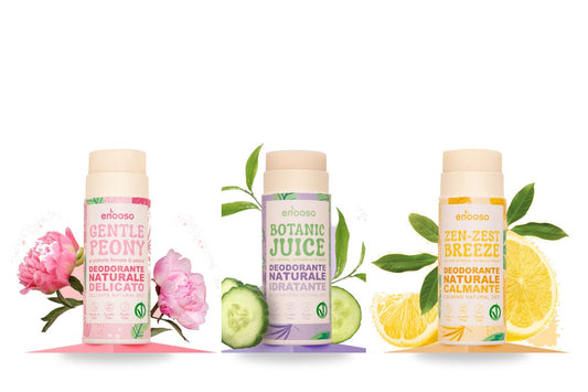 Tre deodoranti solidi naturali Enooso (Gentle Peony, Botanic Juice, Zen-Zest Breeze) su fondo bianco