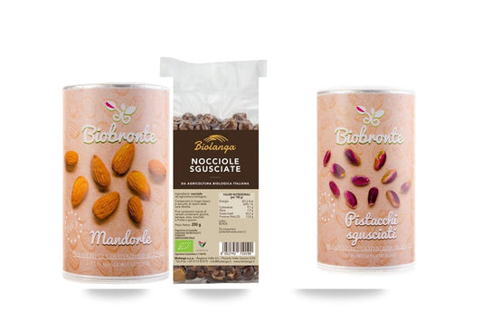 Mandorle, nocciole e pistacchi sgusciati biologici su fondo bianco