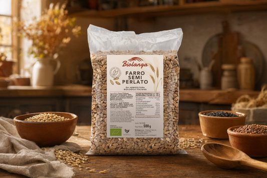 Farro Biolanga e ciotole di cereali in una cucina rustica autunnale