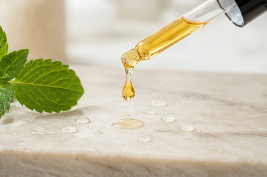 Contagocce con siero all'acido ialuronico su marmo chiaro, scena di cosmesi naturale