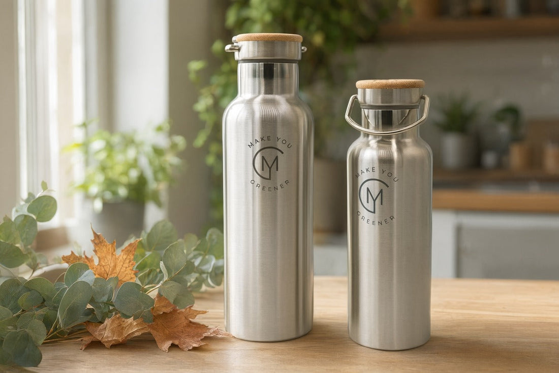 Borracce termiche in acciaio Make You Greener con tappo in bambù su tavolo di legno