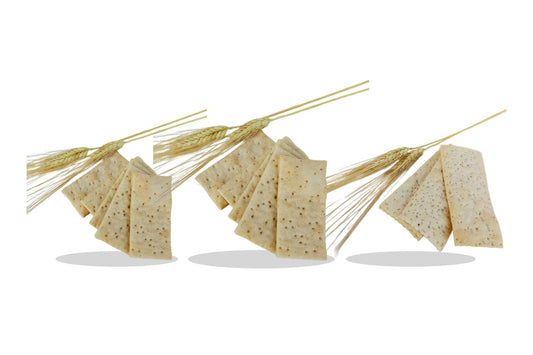 Confezioni di crackers biologici Bio-Pan: classici, al rosmarino e ai semi di sesamo su sfondo bianco