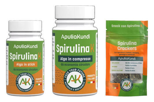 Prodotti ApuliaKundi alla spirulina K: stick, compresse e crackers su sfondo bianco