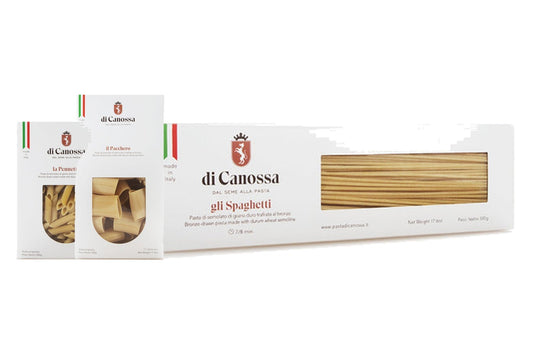 Confezioni di pasta di grano duro trafilata al bronzo Pasta di Canossa su sfondo bianco
