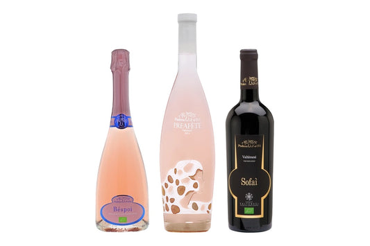 Bottiglie Podere dei Folli: spumante rosé Béspoi, Valtènesi rosé Preafète e rosso Sofaì su sfondo bianco