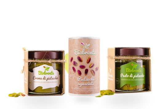 Crema di pistacchio, pistacchi sgusciati e pesto di pistacchio di Bronte DOP biologici A Ricchigia su sfondo bianco