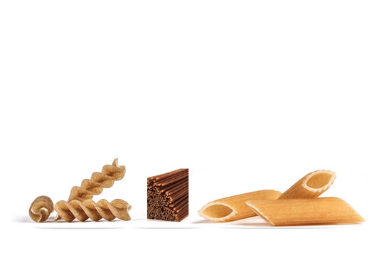 Composizione di pasta biologica Girolomoni su sfondo bianco
