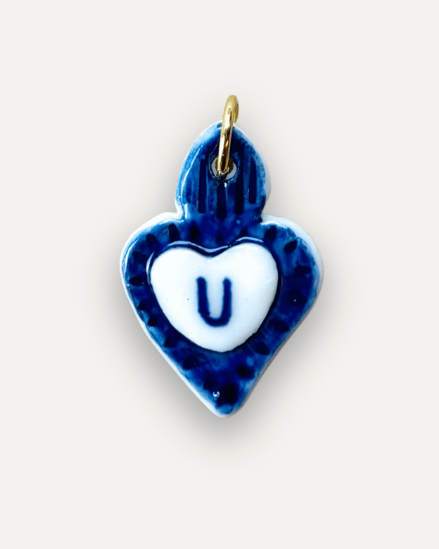 Charm aus Porzellan, blaues Herz - Buchstabe U