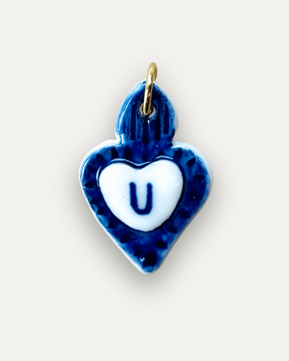 Charm aus Porzellan, blaues Herz - Buchstabe U