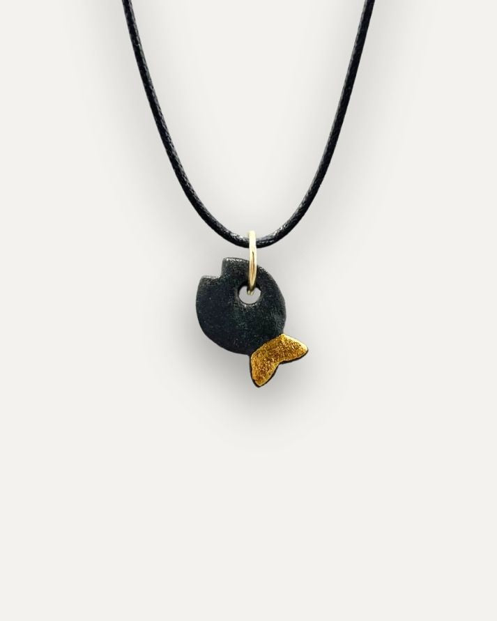 Charm in Porcellana Pesce Nero coda Oro