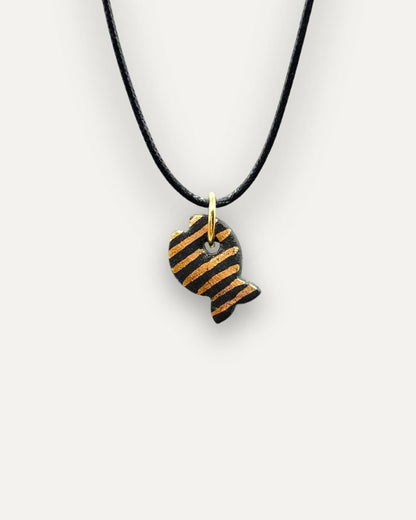 Charm de porcelana Pez negro a rayas