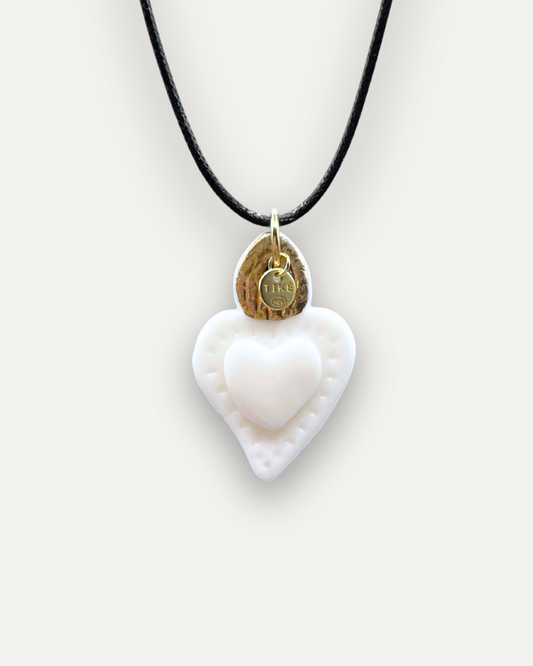 Charm de porcelana Corazón blanco llama dorada