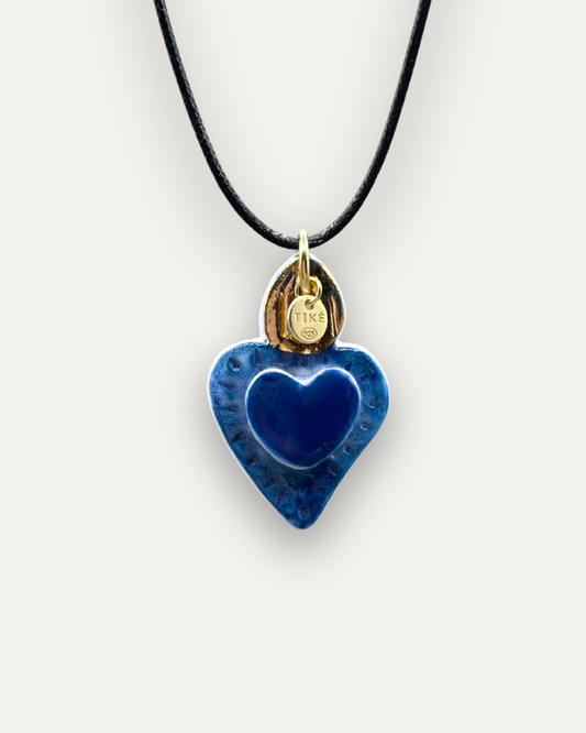 Charm de porcelana Corazón azul llama dorada