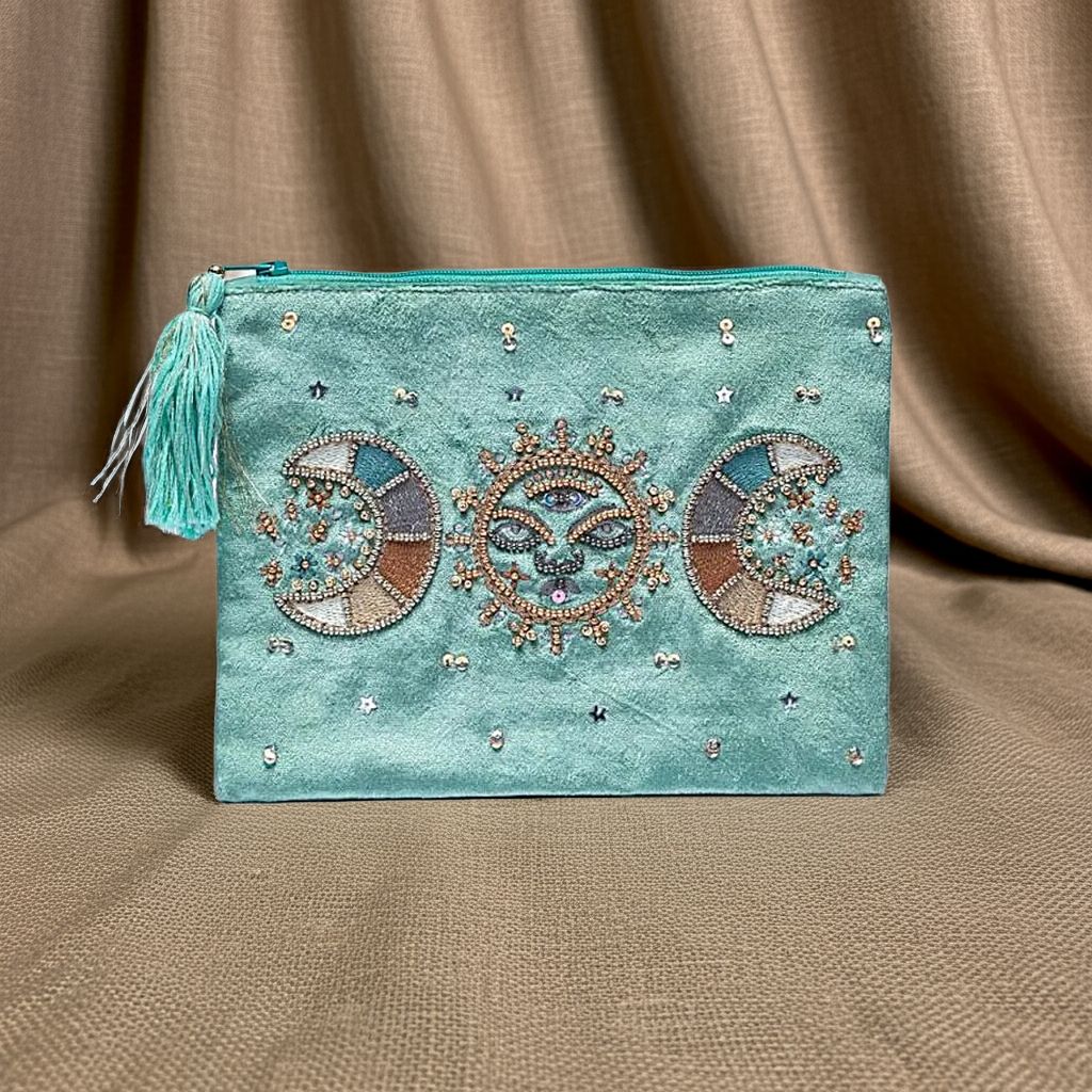 Pochette “Sole Luna” en velours vert émeraude brodée à la main