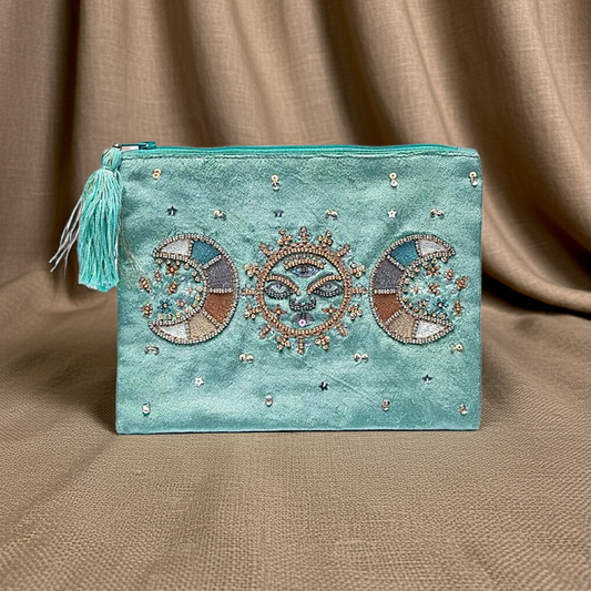 Pochette “Sole Luna” en velours vert émeraude brodée à la main