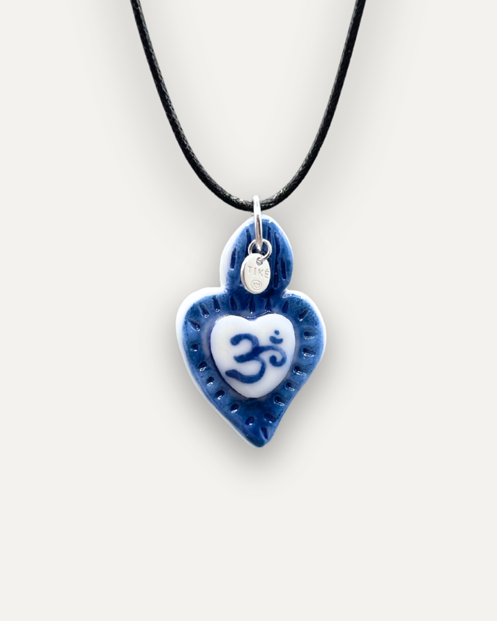 Charm en porcelaine Cœur Sacré Om bleu