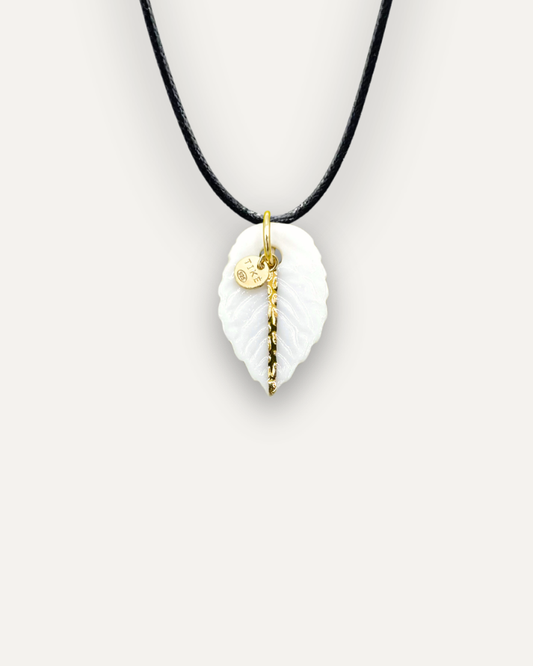 Charm in Porcellana Foglia Bianca Riga Oro