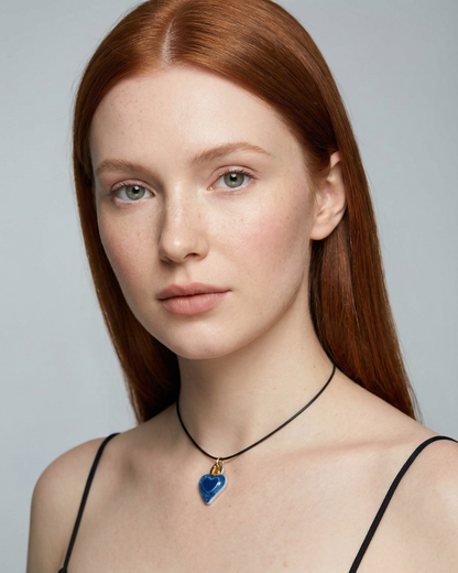 Porzellan-Charm blaues Herz mit goldener Flamme