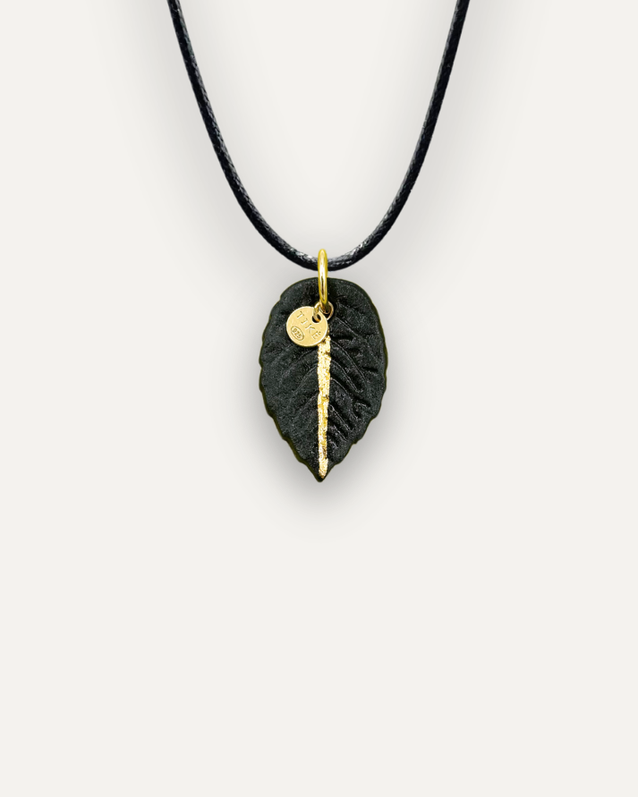 Charm in Porcellana Foglia Nera Riga Oro