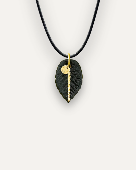Charm in Porcellana Foglia Nera Riga Oro