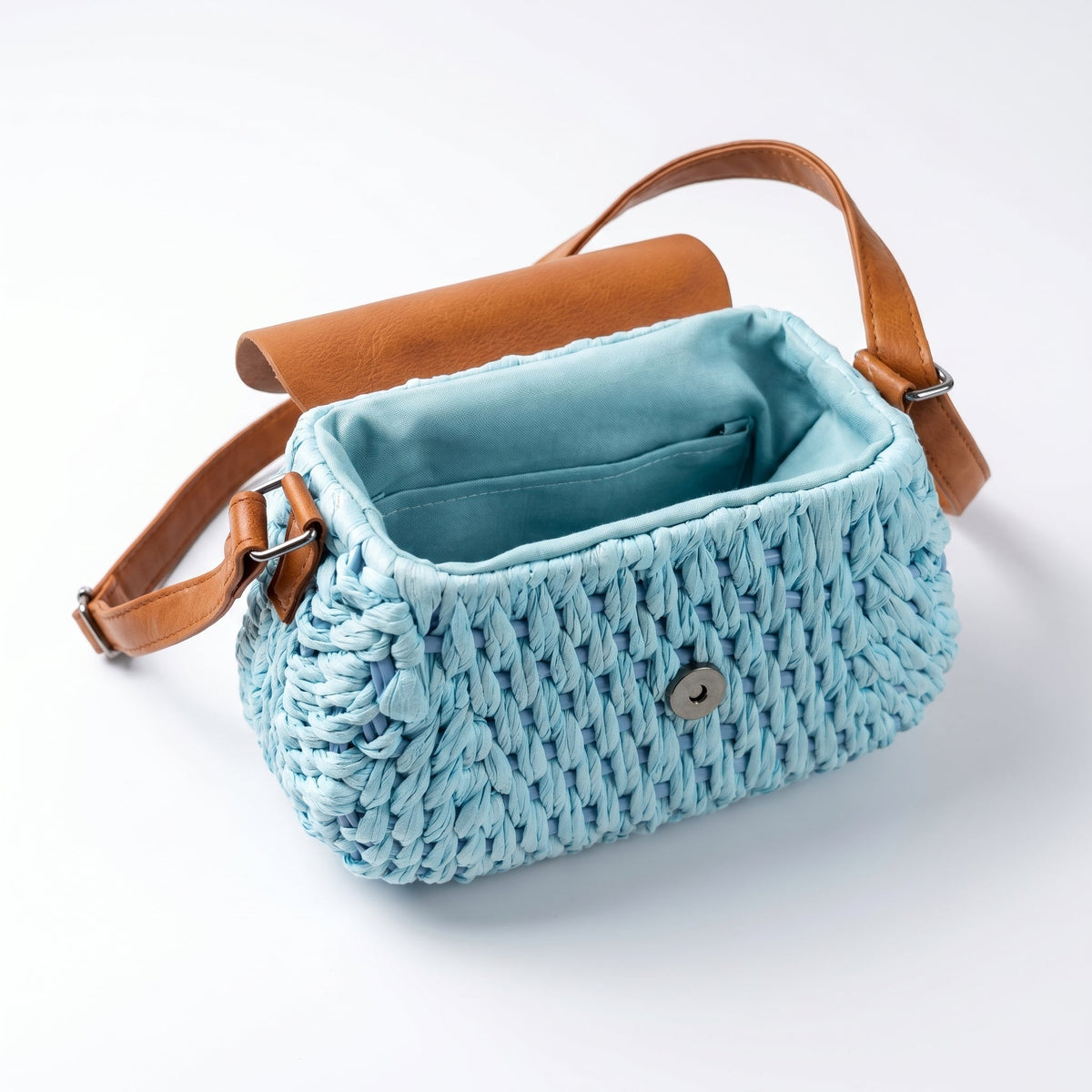 Bolsa transversal de ráfia trançada