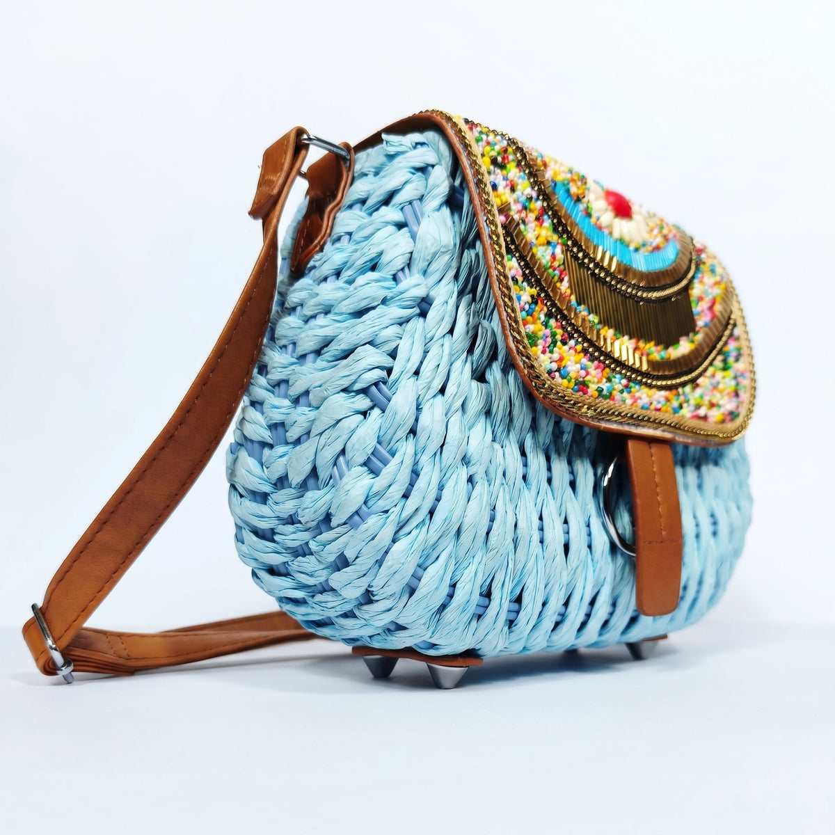 Bolsa transversal de ráfia trançada