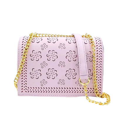 Violette Tasche mit goldfarbener Kette