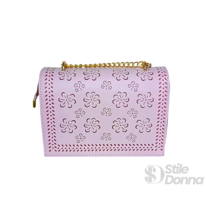 Violette Tasche mit goldfarbener Kette