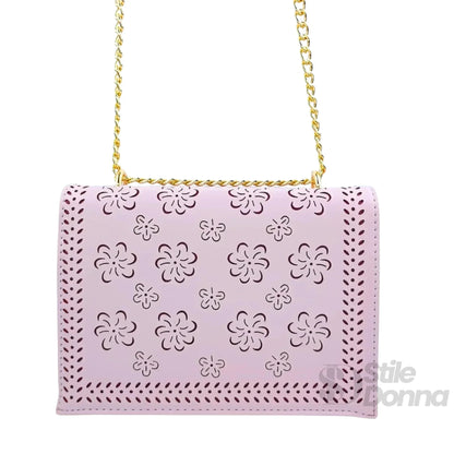 Violette Tasche mit goldfarbener Kette