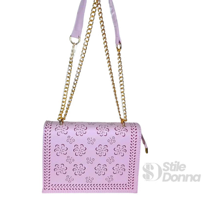 Violette Tasche mit goldfarbener Kette