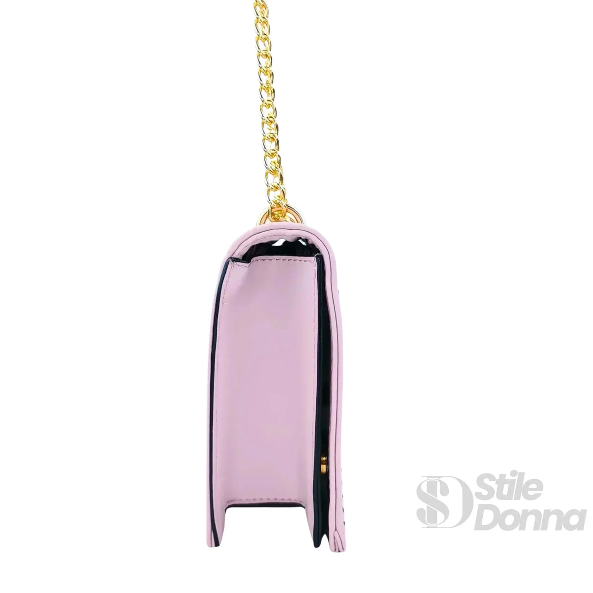 Violette Tasche mit goldfarbener Kette