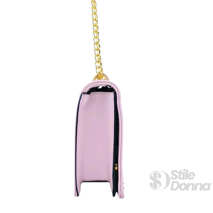 Violette Tasche mit goldfarbener Kette