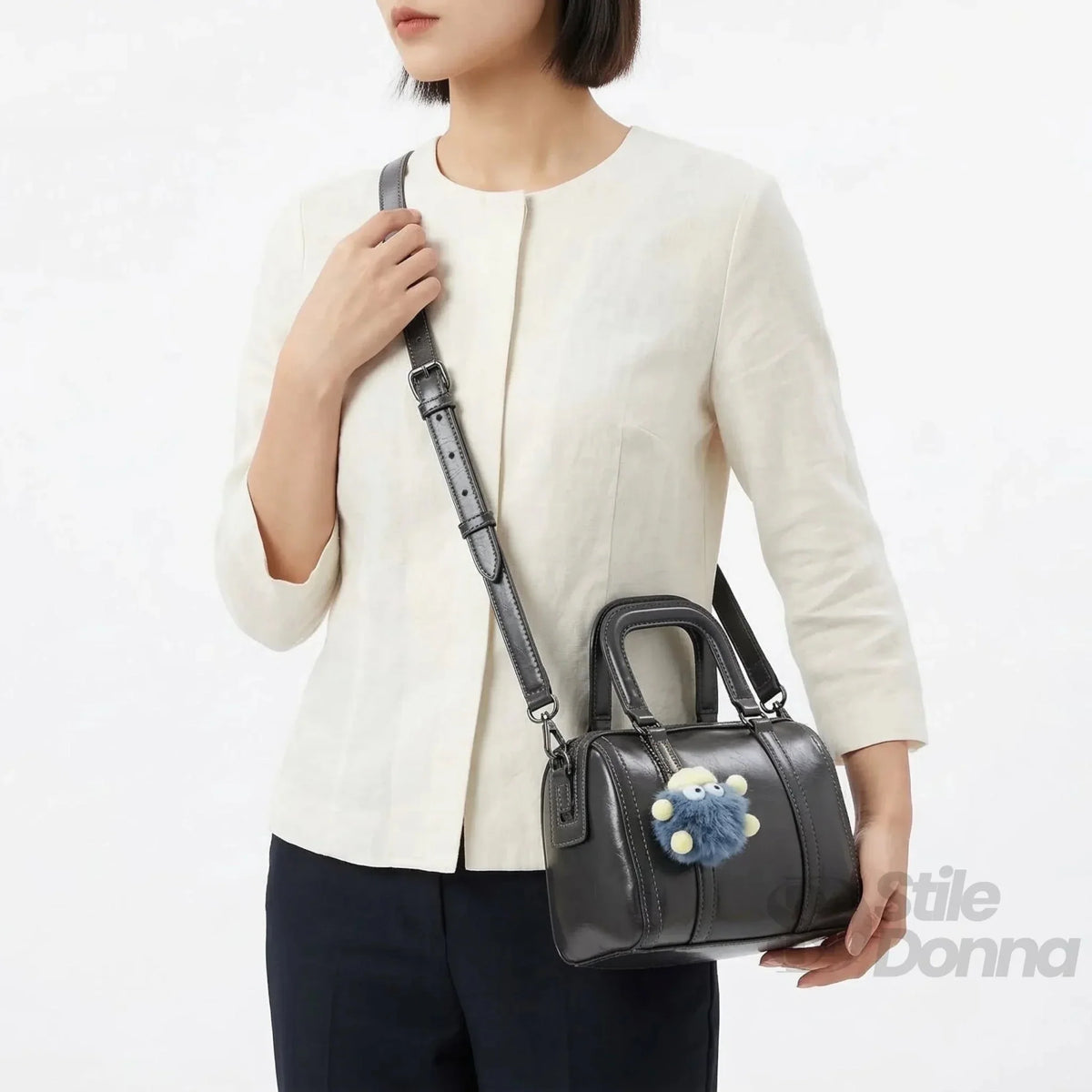 Tasche aus dunkelgrauem Kunstleder
