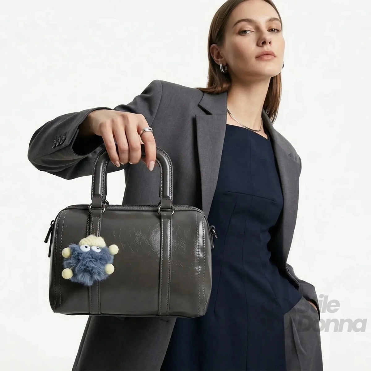 Tasche aus dunkelgrauem Kunstleder