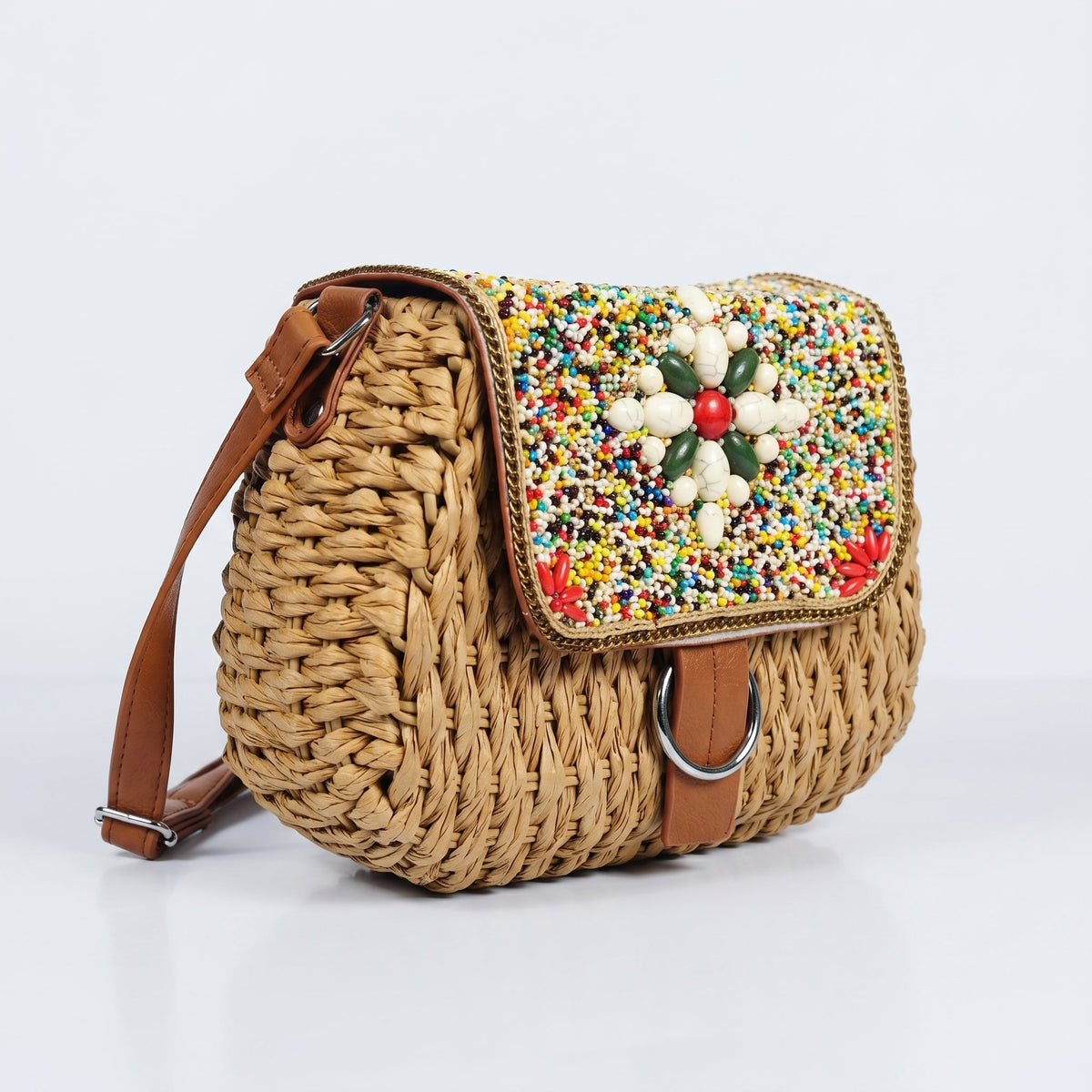 Bolsa transversal de ráfia trançada