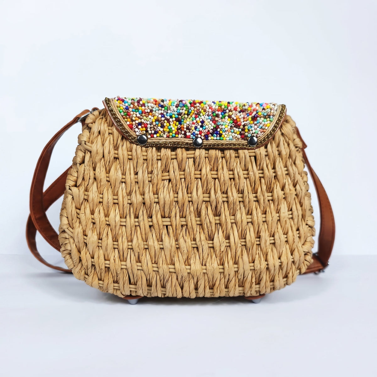 Bolsa transversal de ráfia trançada