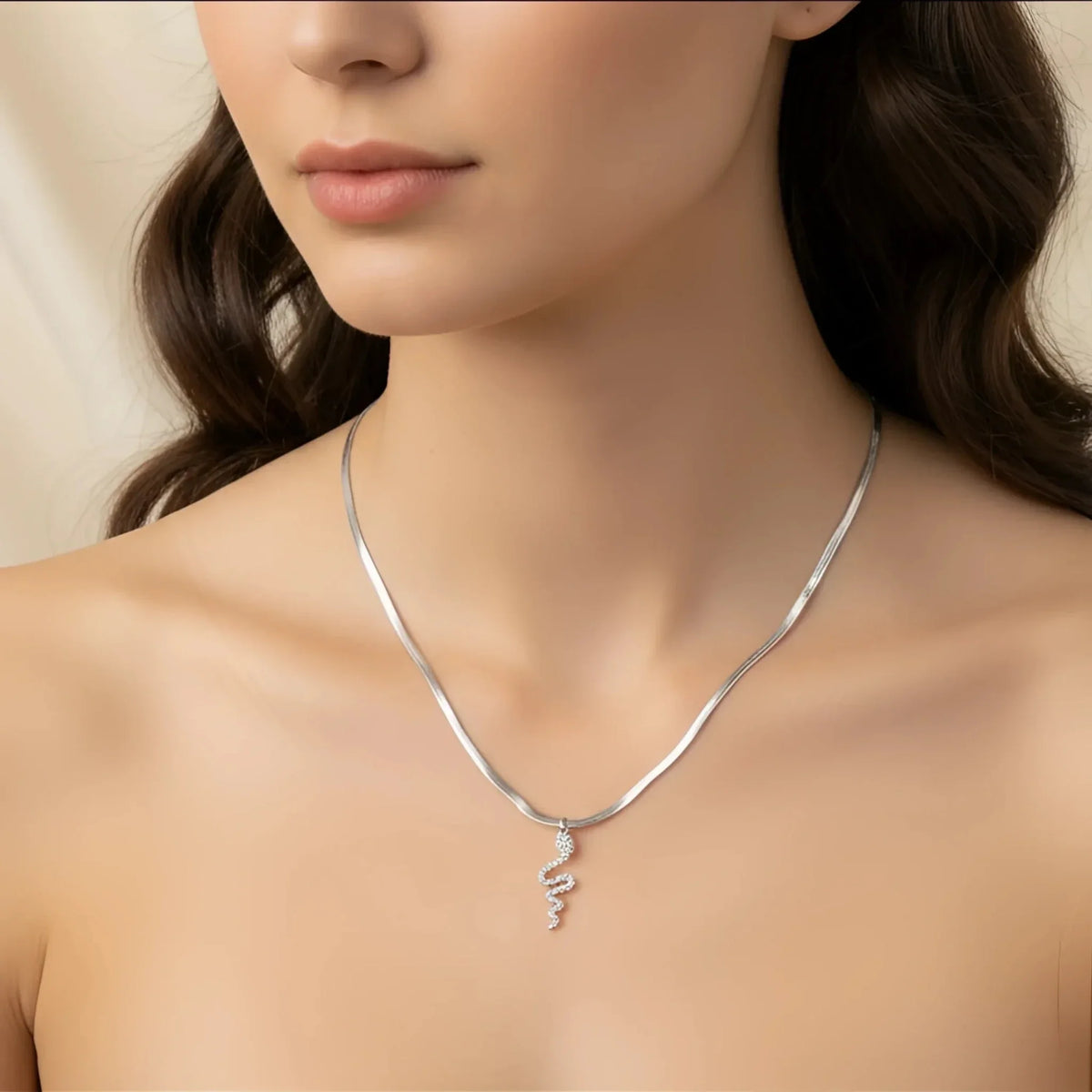 Colar com pingente de serpente de cristal