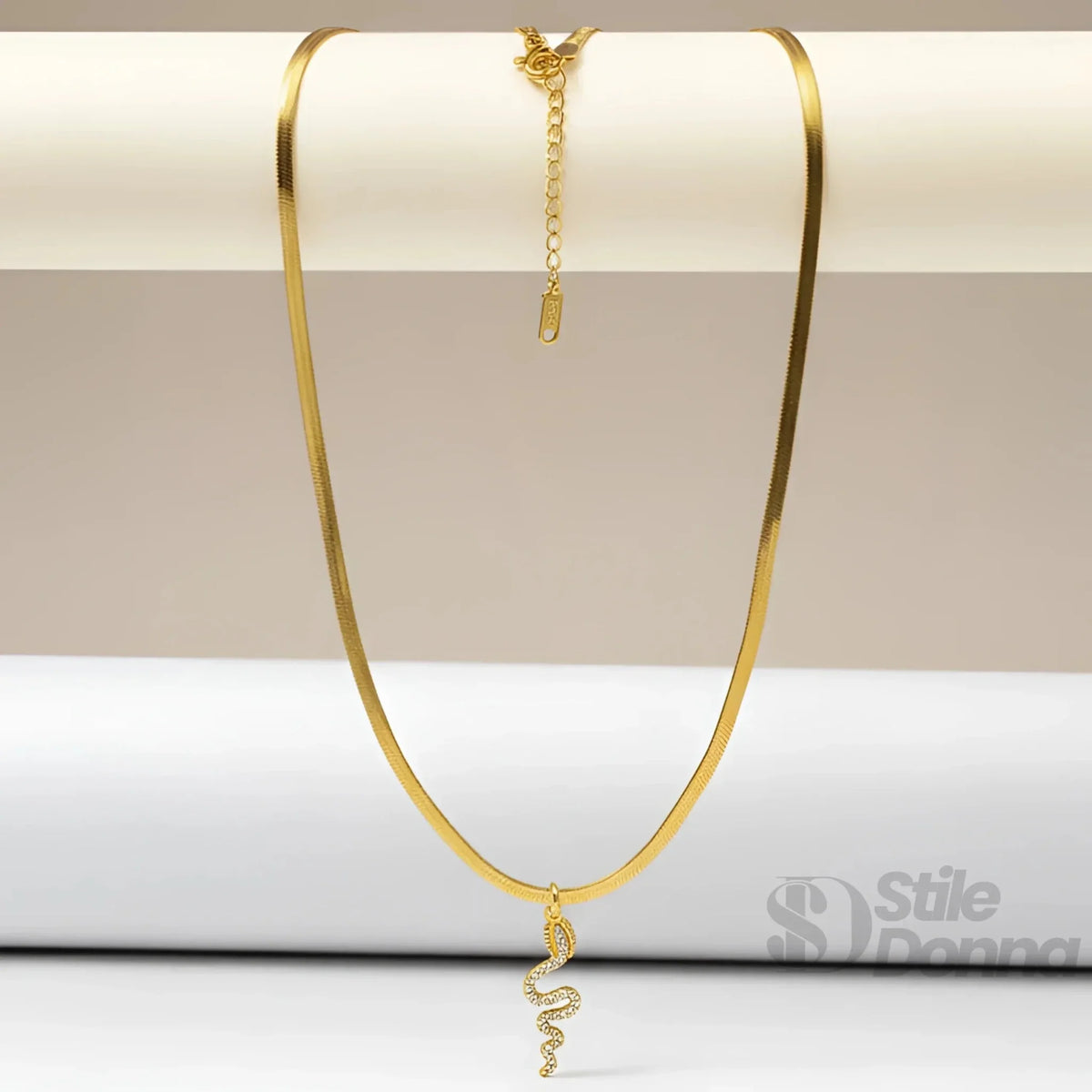 Colar com pingente de serpente de cristal