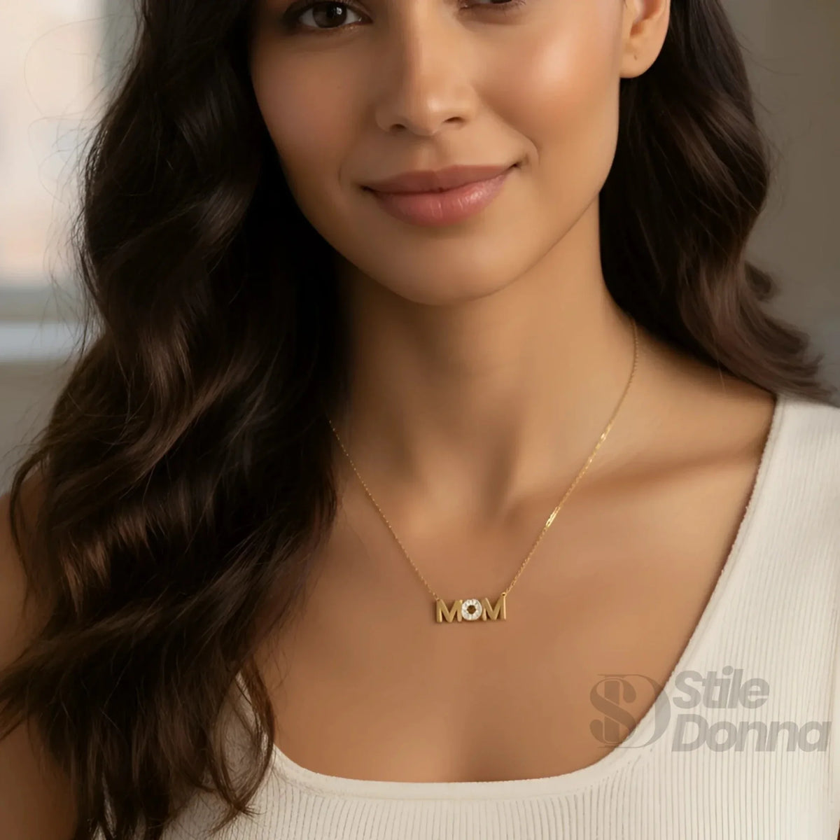 Collier pendentif MOM en métal doré