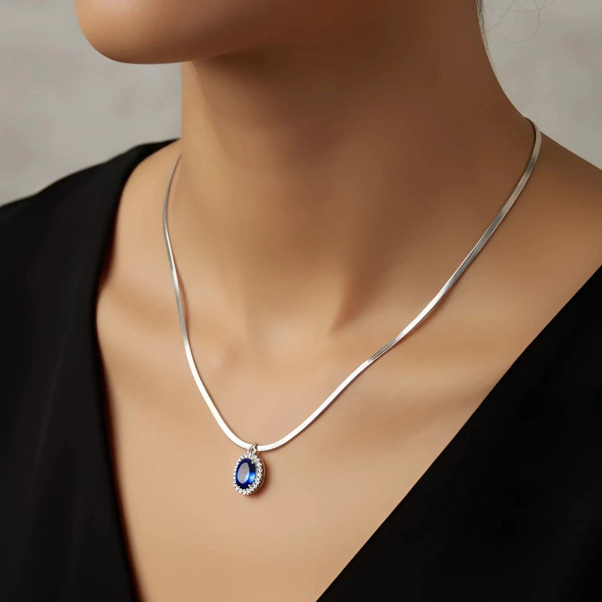 Colar com pingente oval de rubi