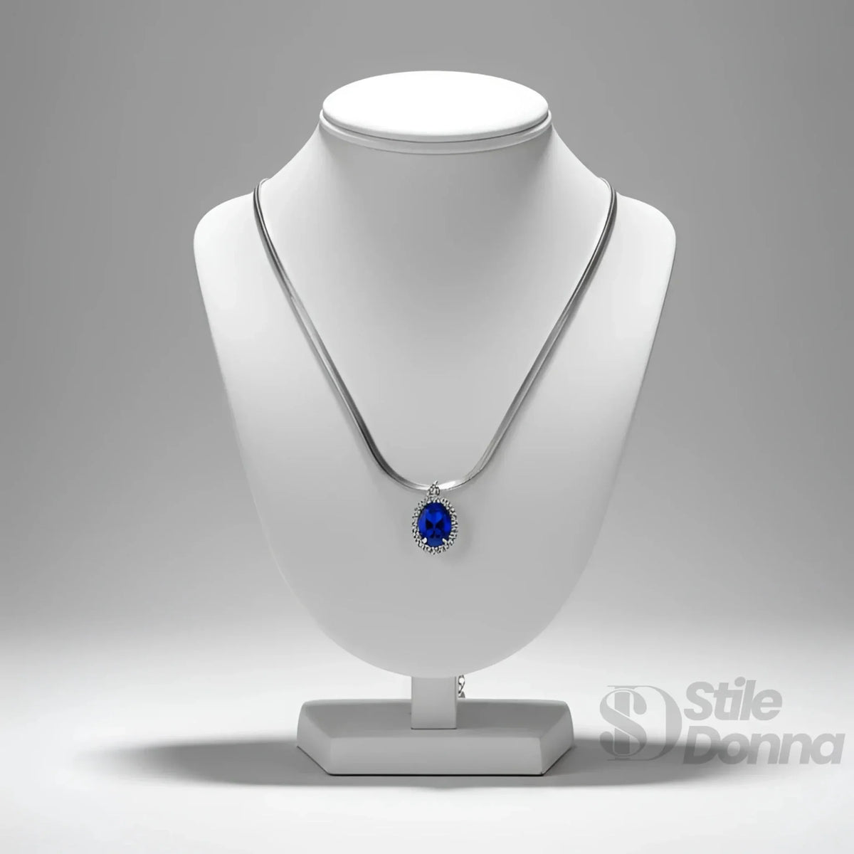 Colar com pingente oval de rubi