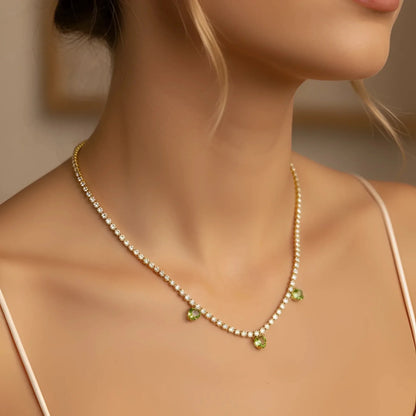 Collier doré avec pendentifs en forme de cœur rouge