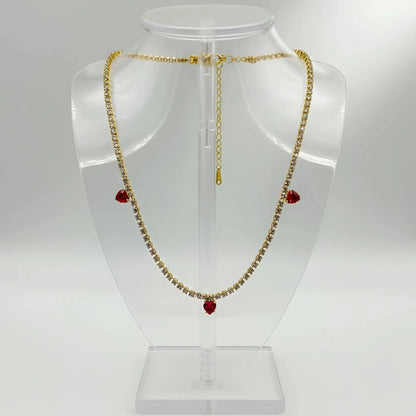 Collier doré avec pendentifs en forme de cœur rouge