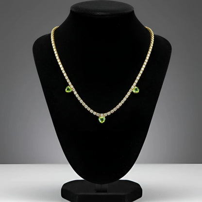 Collier doré avec pendentifs en forme de cœur rouge