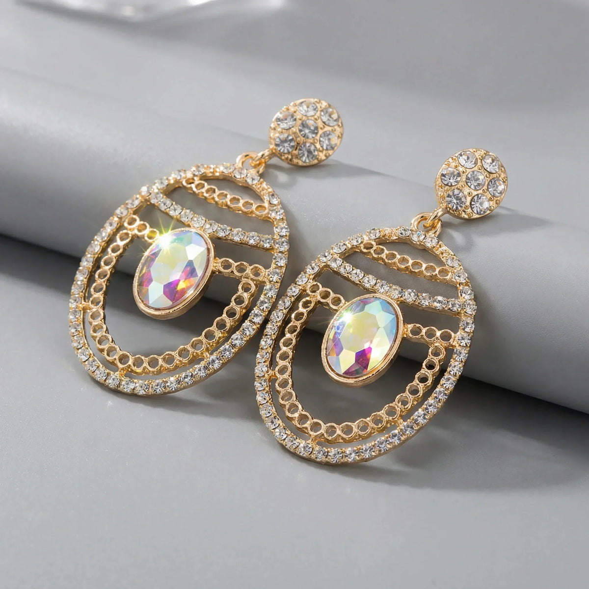Brincos pendentes com strass multicoloridos