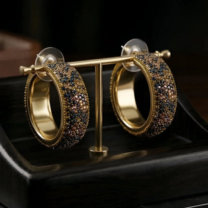 Brincos de argola com strass multicolorido